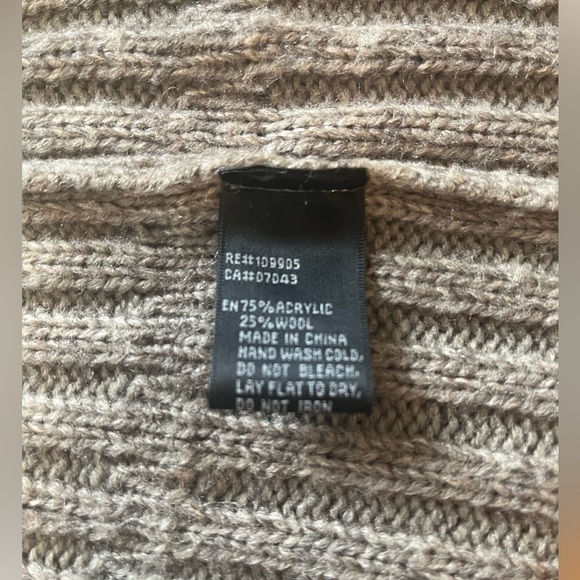 Long stylish wool sweater - Picture 11 of 13